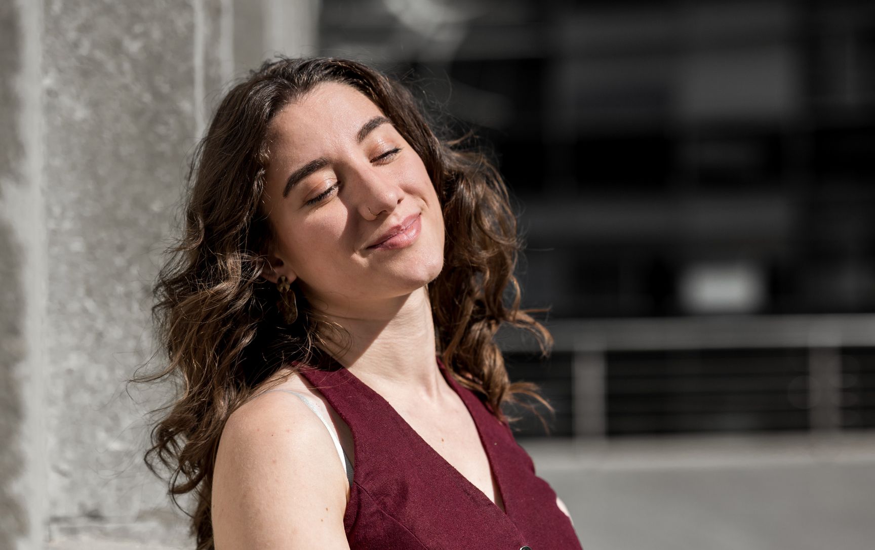 Simona im weinroten Oberteil lächelt in die Sonne