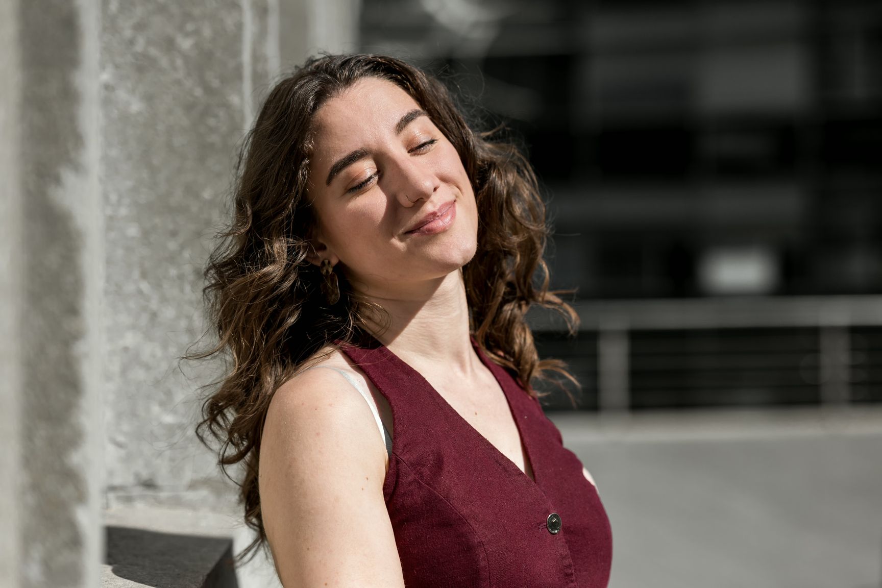 Simona im weinroten Oberteil lächelt in die Sonne