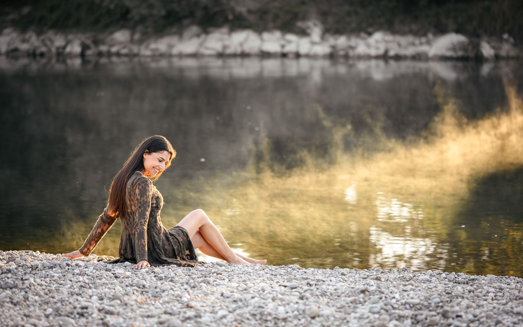 Tina im grünen Kleid barfuss in der Natur, im ersten Morgenlicht