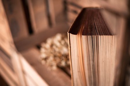 Aufgeschlagenes Buch, zu einem Lampenschirm gefaltet, warm beleuchtet