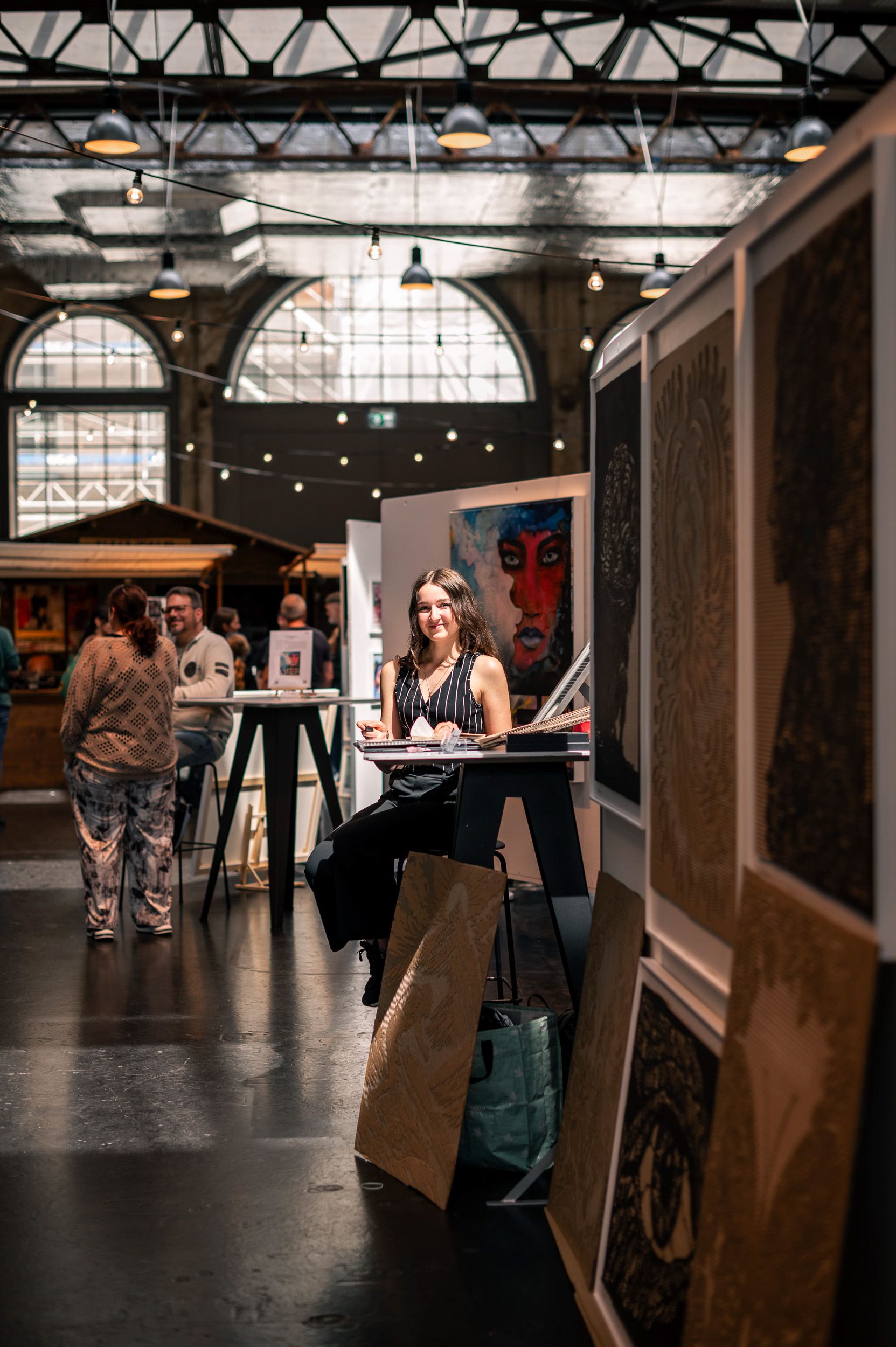 Blick durch die Halle auf einen Stand, im Hintergrund ein grosses Bogenfenster