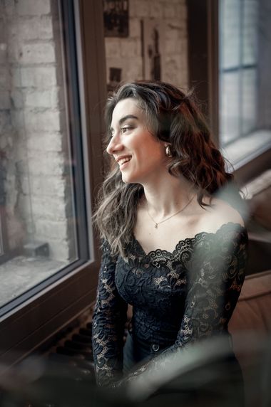 Simona im Spitzenkleid am Fenster, lachend im Gegenlicht